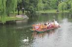 Turistas no lago do Boston Common, o principal parque da capital de Massachusetts, nos Estados Unidos